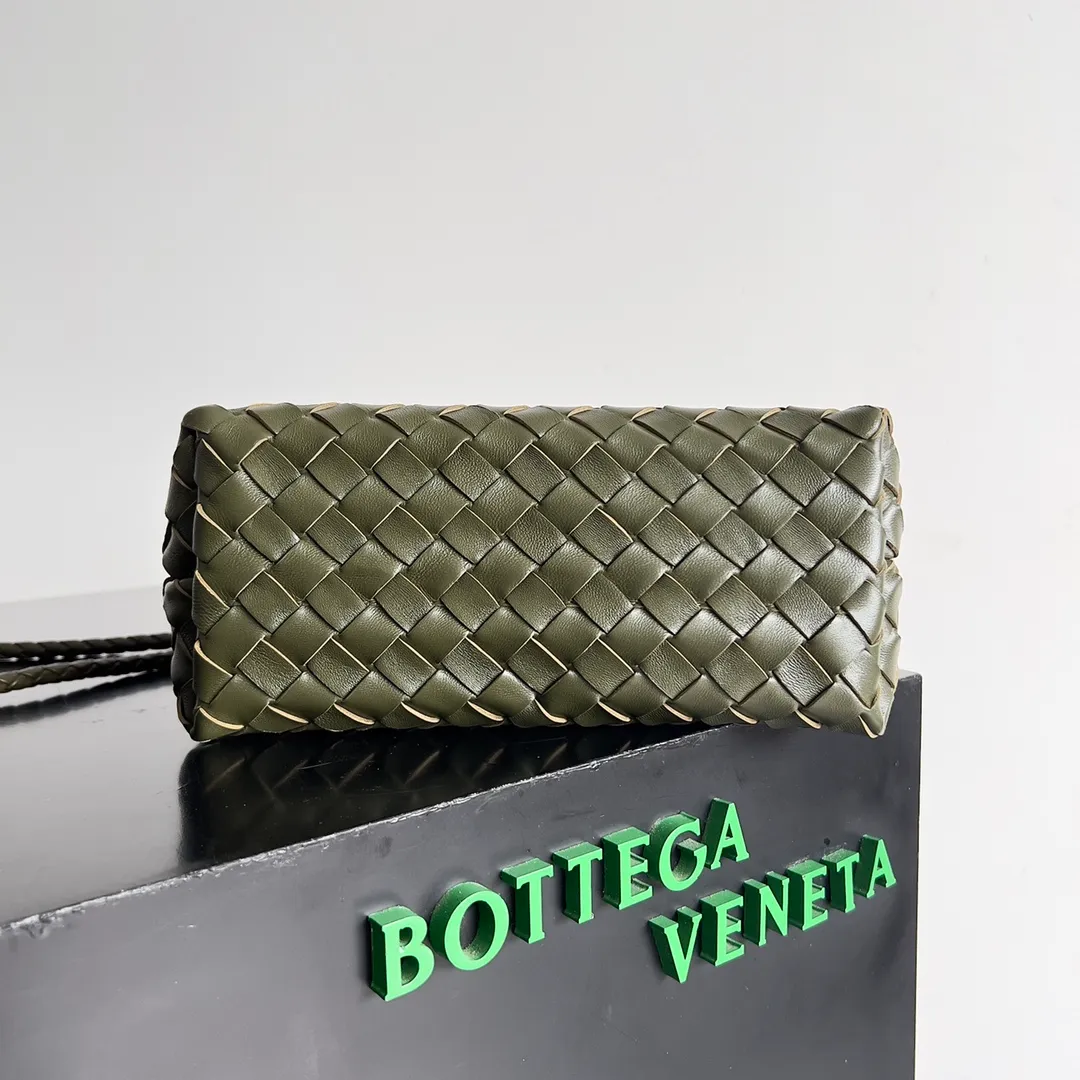 The 2023 new Andiamo batch of 1860 BV has been shipped‼ ️Really popular🔥The new Andiamo woven handbag launched by Bottega Veneta this season is really popular all over the world! ! Celebrities at home and abroad have worn it, and Oscar-winning actress Michelle Yeoh has taken it out on the street. Song Jia, Trai Yara, Yu Feihong, Sanji Ayaka, Rosie Hunting-Whiteley, Yoshioka Riho, etc. have all picked up this bag. It is classic and versatile, showing off its temperament, and the bag capacity is also large, which is very convenient for daily commuting! ! A variety of carrying methods, the shoulder straps can be adjusted by yourself, the original lambskin feels soft and delicate, and the neutral style is made to break gender boundaries and bring a more practical and longer-lasting use experience. Andiamo, which has both elegant and casual styles, perfectly interprets the true appearance of "fashionable old money style". Style number: 743568 Size: 25*22*10.5cm